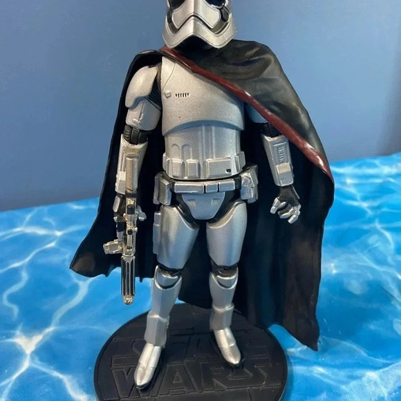 Star Wars Elite Series - Disney Store Exclusive - Die-Cast Captain Phasma 7 1/4” - Picture 6 of 14